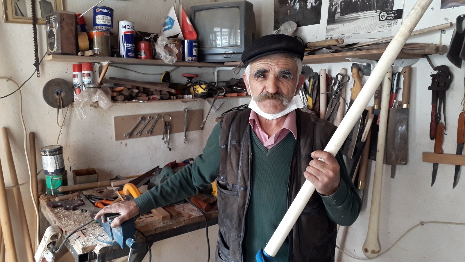 76 yaşındaki vatandaş ekmeğini ’sap’tan çıkarıyor