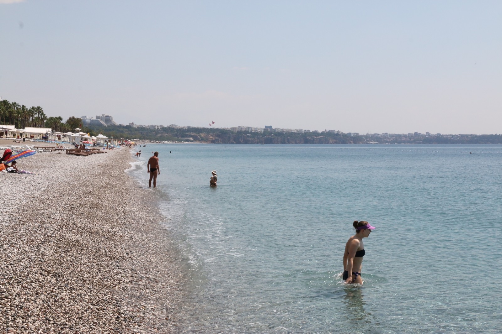 Konyaaltı sahili normalleşme öncesi son kez turistlere kaldı