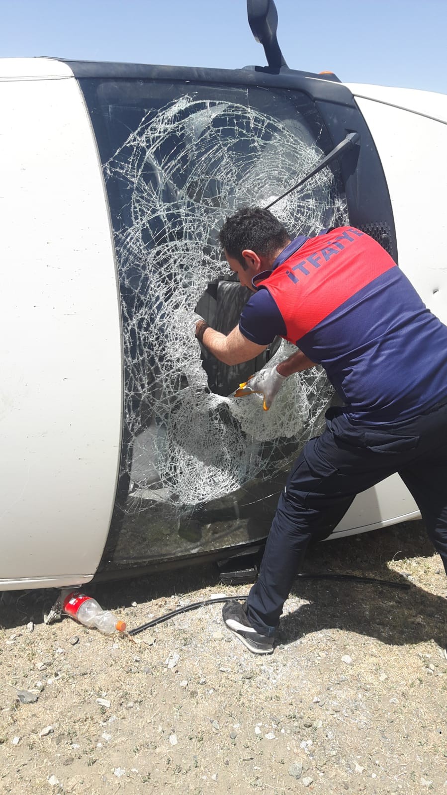 Minibüs yan yattı, düzensiz göçmenler mahalleye dağıldı