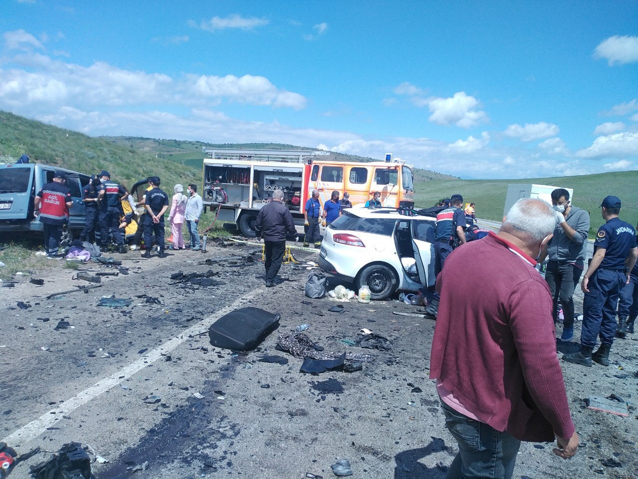 Sivas’ta iki araç kafa kafaya çarpıştı: 9 ölü