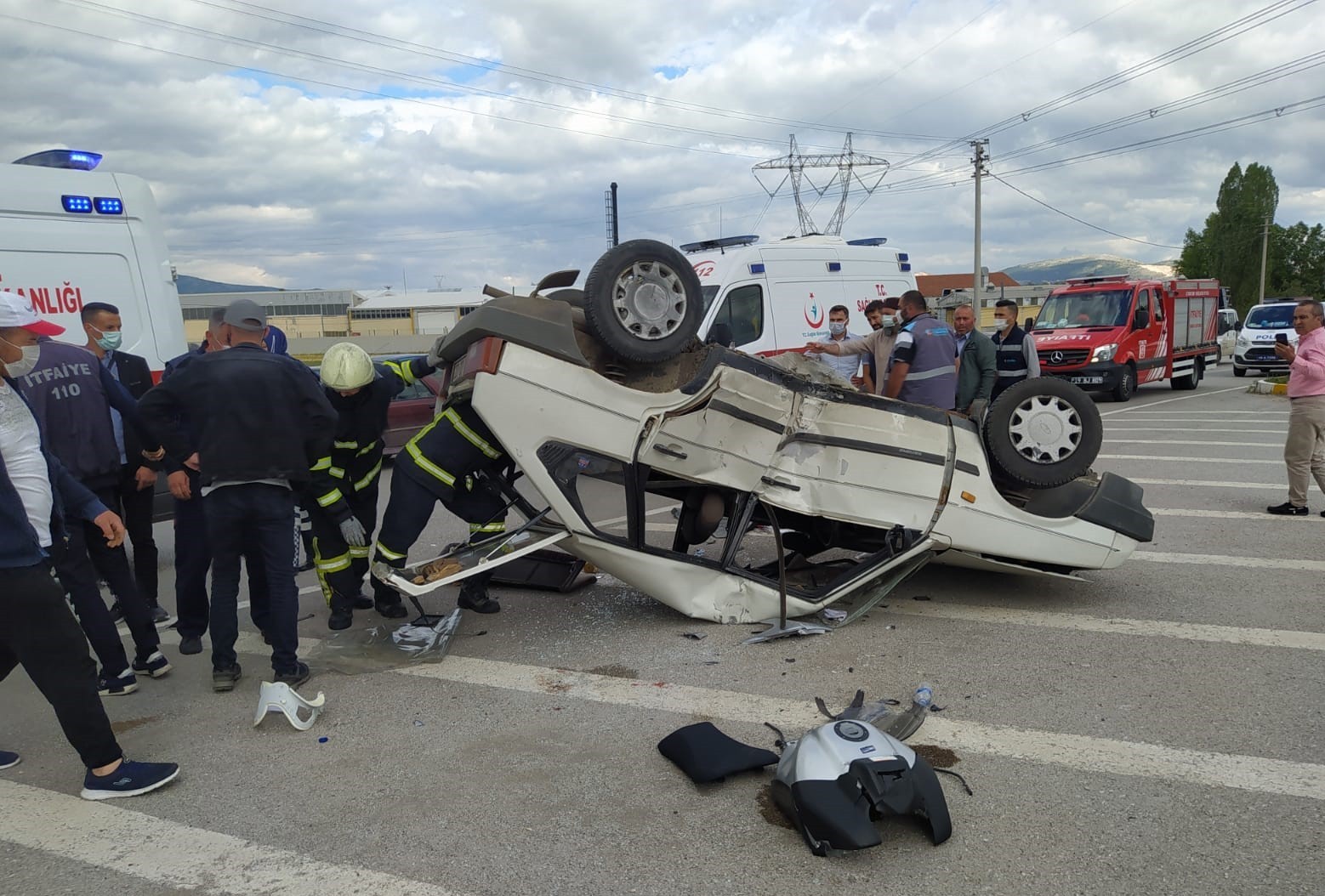 Motosiklet ile otomobil çarpıştı: 3 yaralı