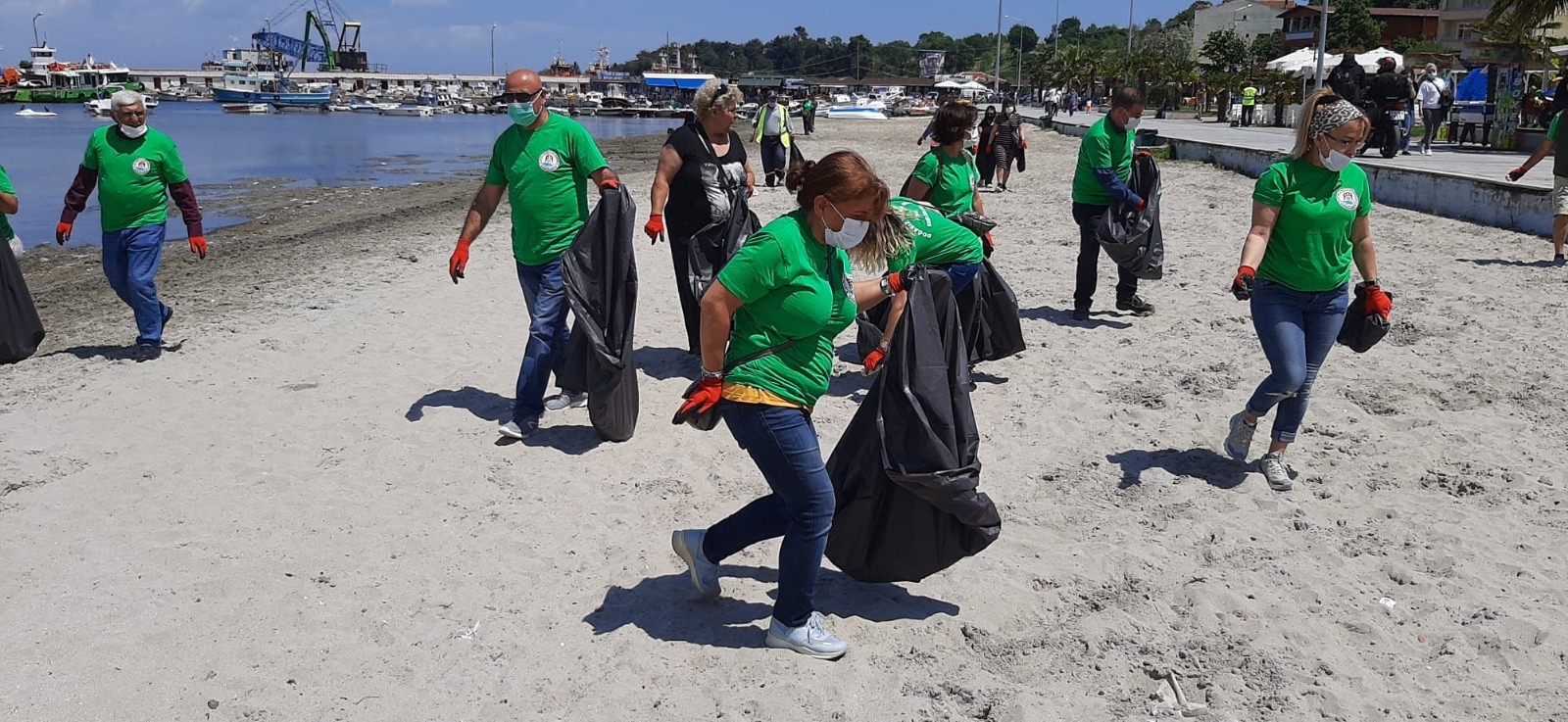 Salya kabusuyla çalkalanan Marmara’nın kıyılarında çöp temizliği