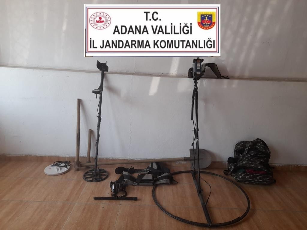 Adana’da kaçak kazı yapan 4 kişi suçüstü yakalandı