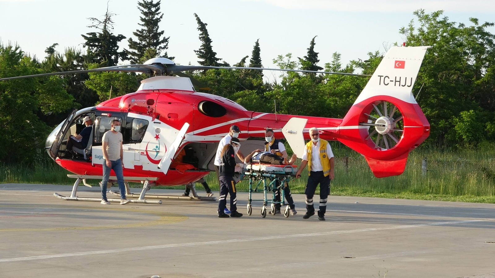 Kiraz ağacından düşen çiftçi, ambulans helikopterle hastaneye sevk edilince devlete teşekkür etti