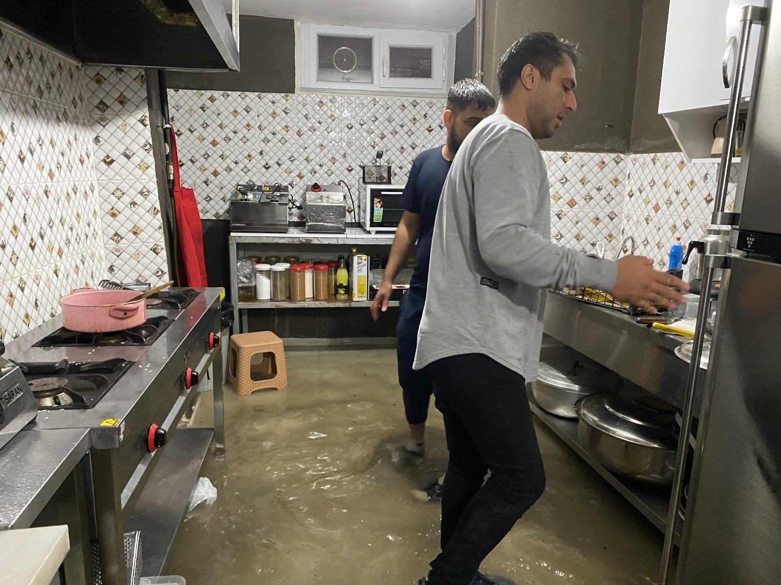 Esenyurt’ta yağış sonrası bir restoran mutfağını su bastı