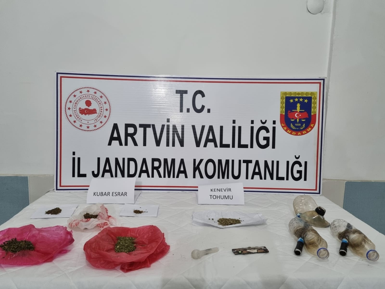 Jandarma Artvin’de kubar esrar yakaladı