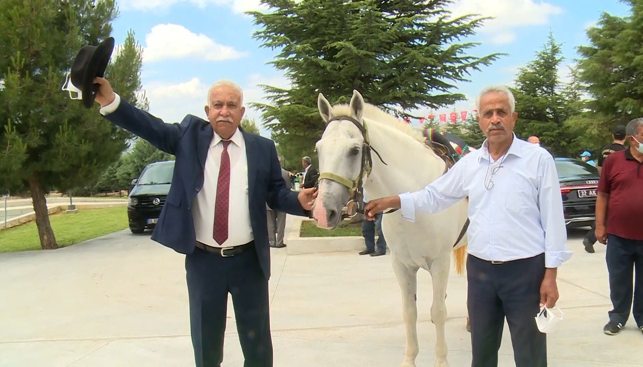 DYP’li eski Belediye Başkanı Demirel’in mezarına kıratla girdi
