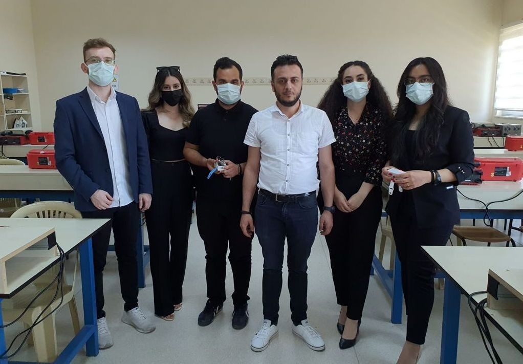 Erzincan’da üniversite öğrencileri Covid-19 hastaları için akıllı bileklik üretti