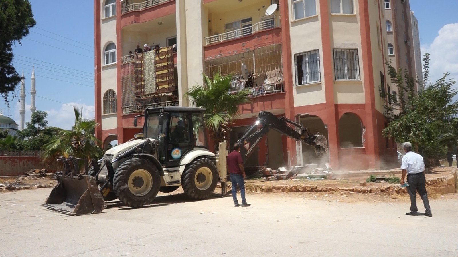 Mezitli’de binalardaki kaçak bölümler belediye ekiplerince yıkıldı