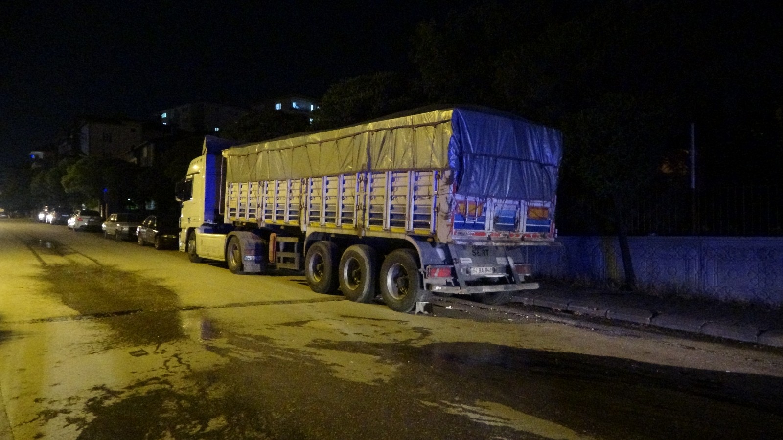 Park halindeki tıra çarpan motosiklet sürücüsü hayatını kaybetti