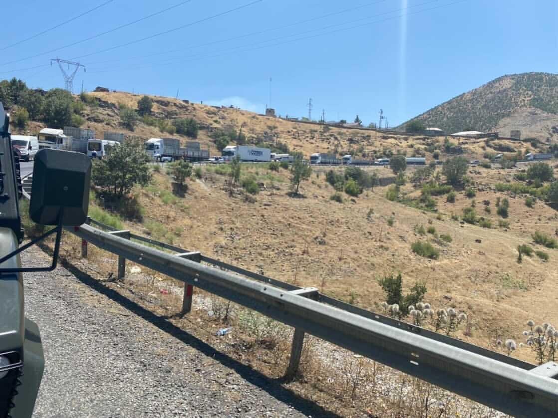 Siirt’te tır devrildi, yol çift taraflı ulaşıma kapandı