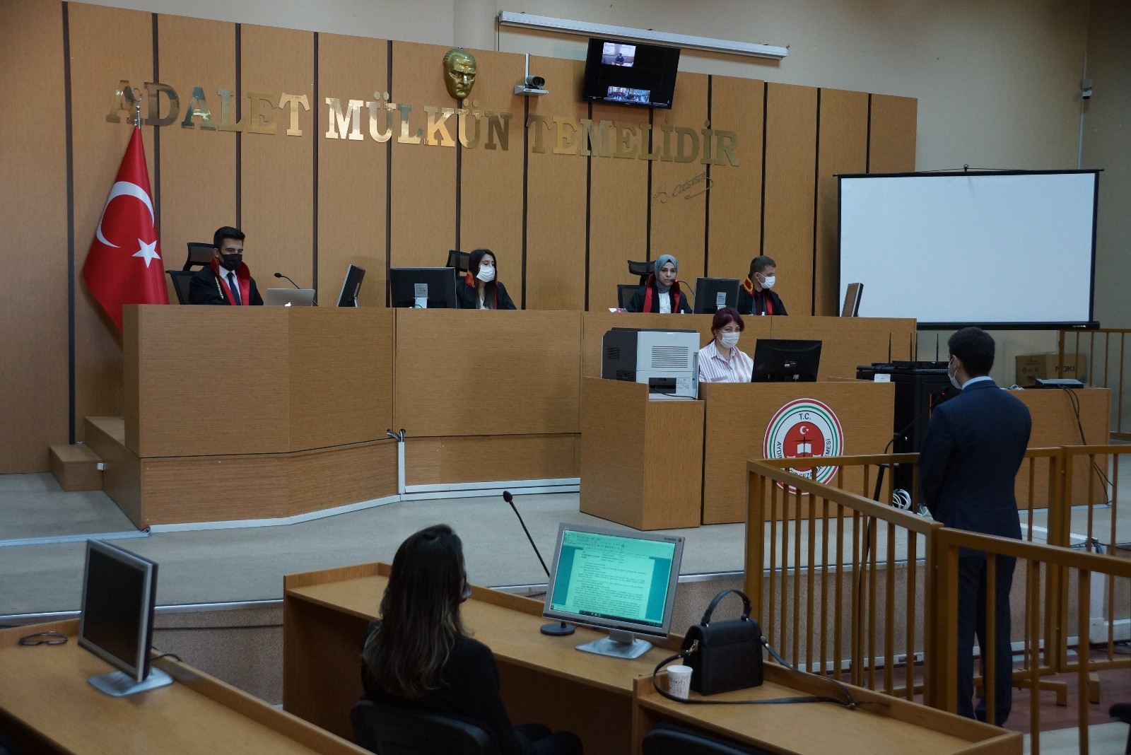 Stajyer hakim ve savcılar heyecanlarını kurgusal mahkeme ile yeniyor