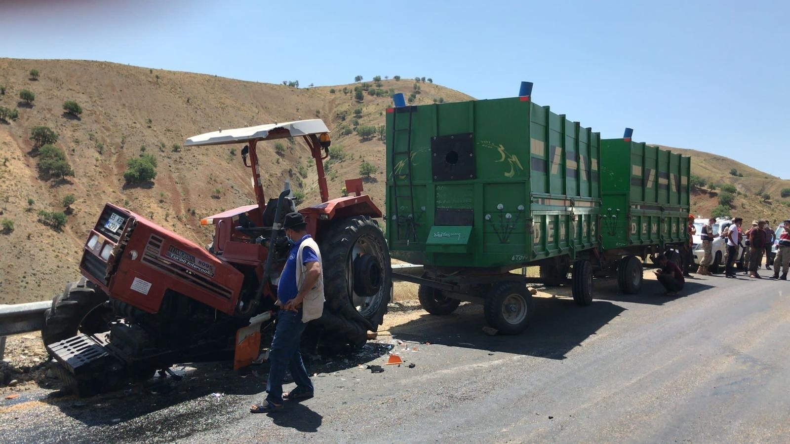 elazig da kamyonla carpisan traktor ikiye bolundu elazig haberleri elazig da kamyonla carpisan traktor ikiye bolundu elazig haberleri
