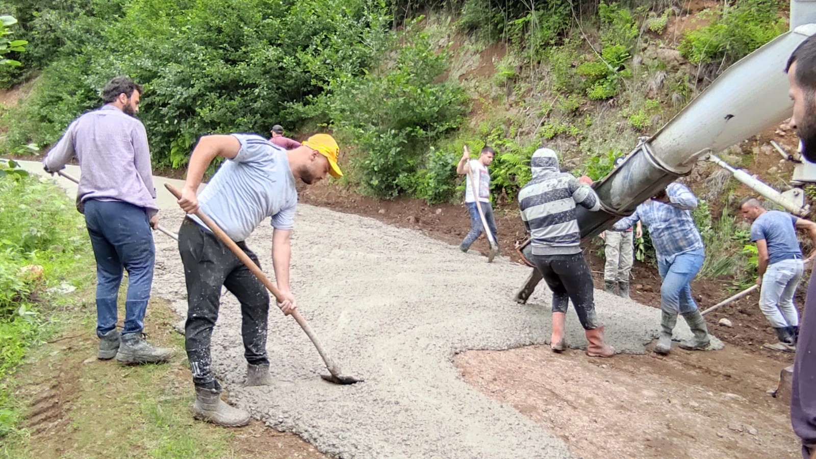 Köyün gençleri Her şeyi devletten beklememek lazım dediler, yayla yollarına kendileri beton döktüler