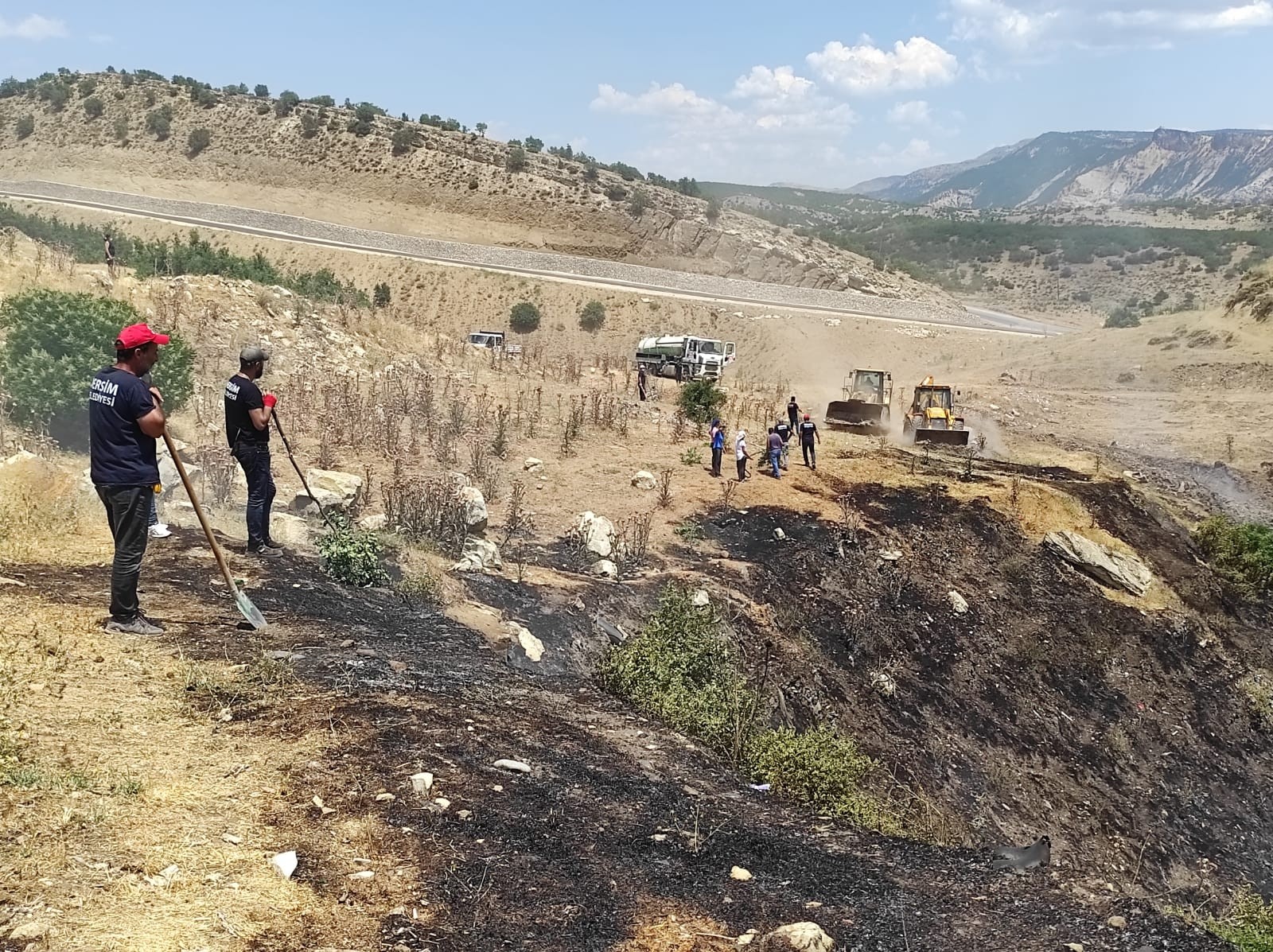 Tunceli’de korkutan yangın: Alevler ormanlık alana sıçramadan kontrol altına alındı