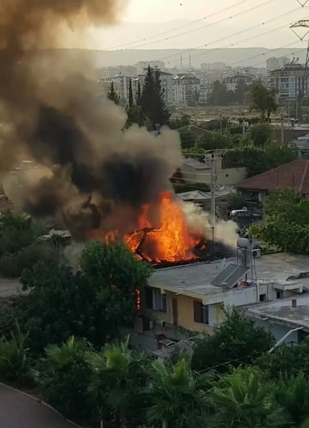 Antalya’da müstakil ev alev topuna döndü Antalya Haberleri