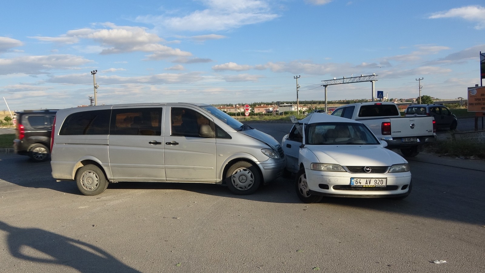 Uşak’ta minibüs otomobille çarpıştı; 8 yaralı