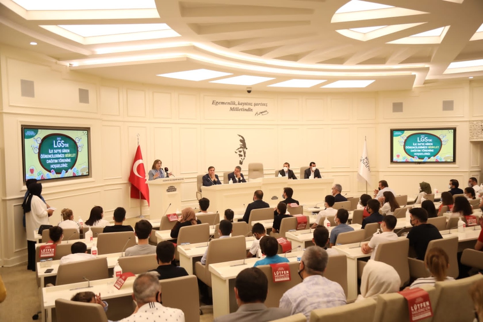 Büyükşehir, LGS’de ilk 50’ye giren öğrencileri ödüllendirdi