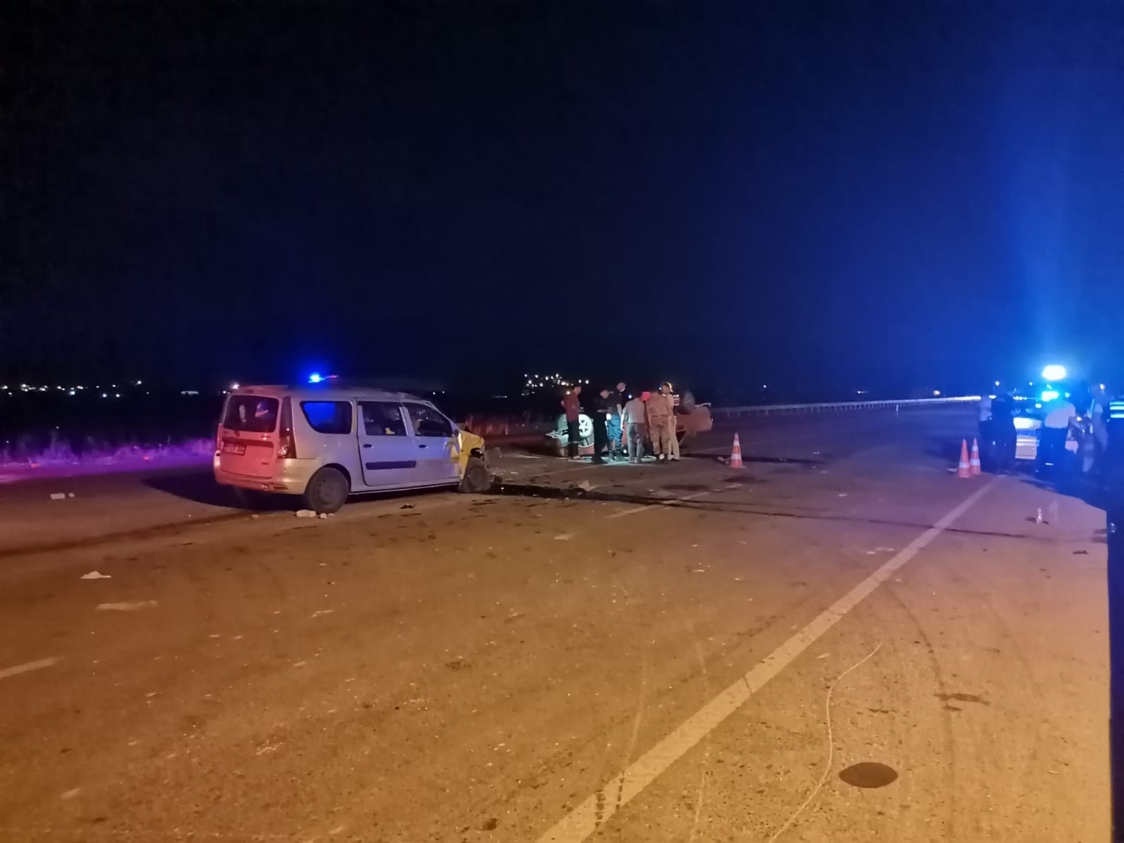 İzmir’de iki otomobilin kafa kafaya çarpıştığı kazada can pazarı: 1’i ağır 11 yaralı