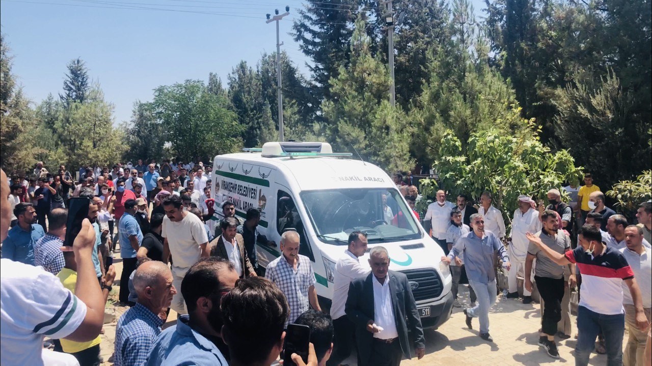 Eski belediye başkanını binlerce kişi son yolculuğuna uğurladı