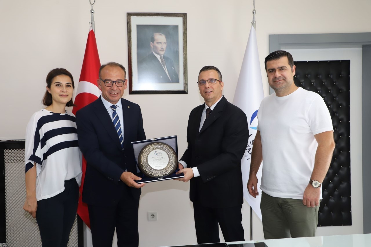 Manisa CBÜ’den Başkan Akın’a anlamlı plaket