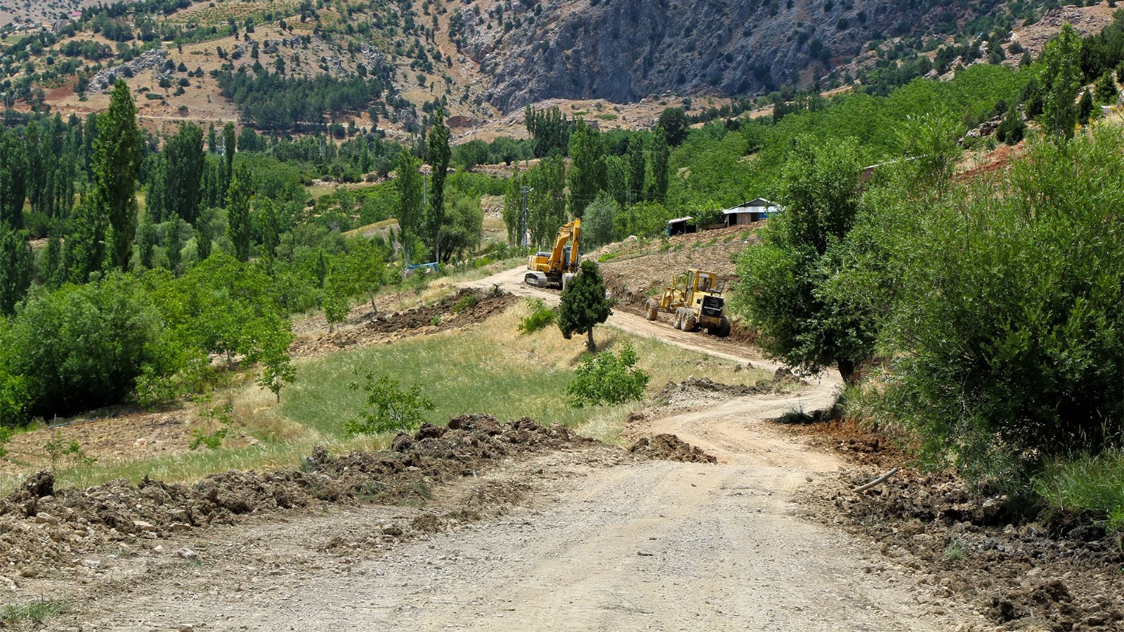 Büyükşehir’den Çağlayancerit’te yol çalışması