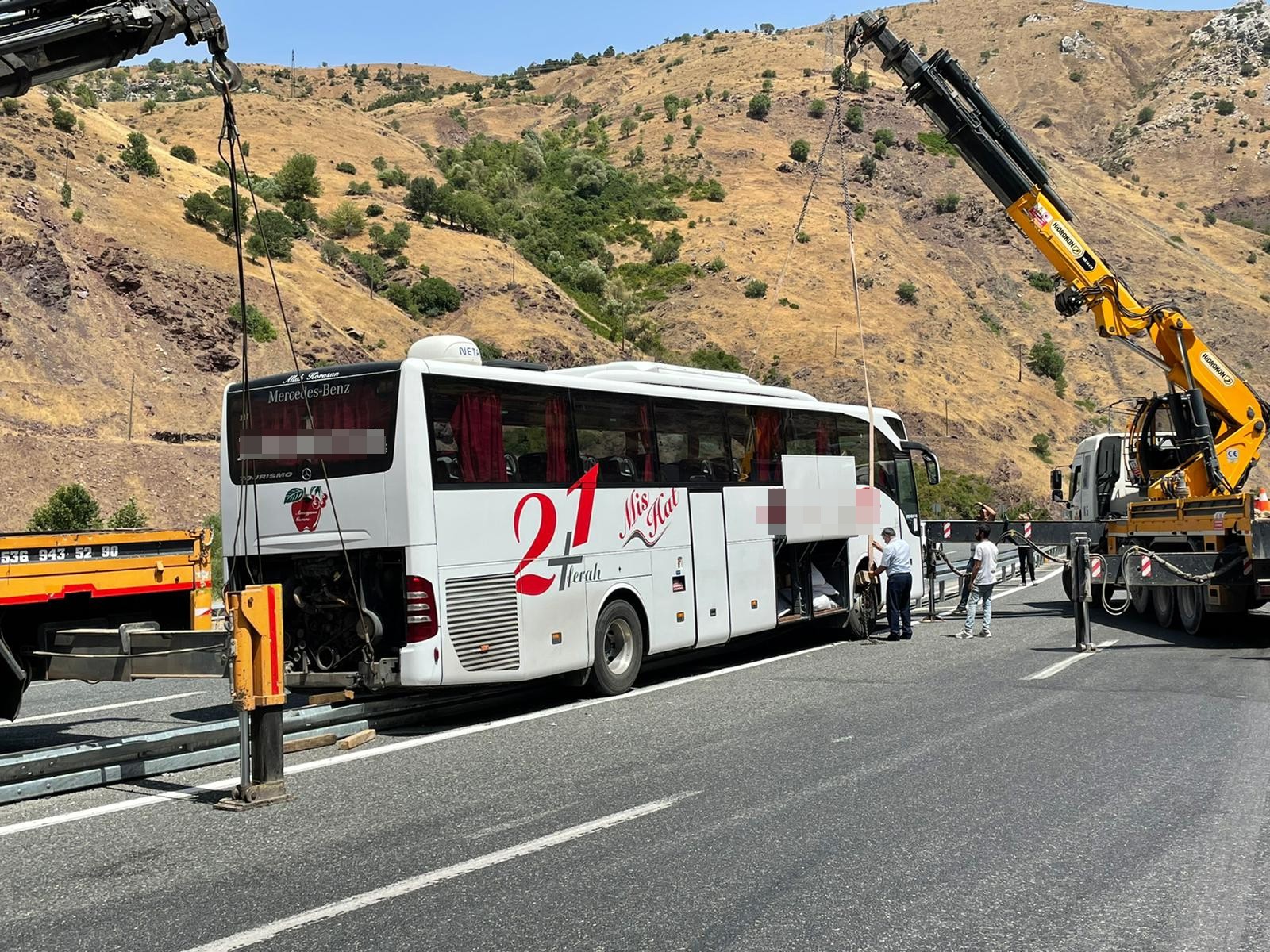 Elazığ’da faciadan dönüldü: Refüje çıkan otobüs 2 vinç yardımı ile kaldırıldı