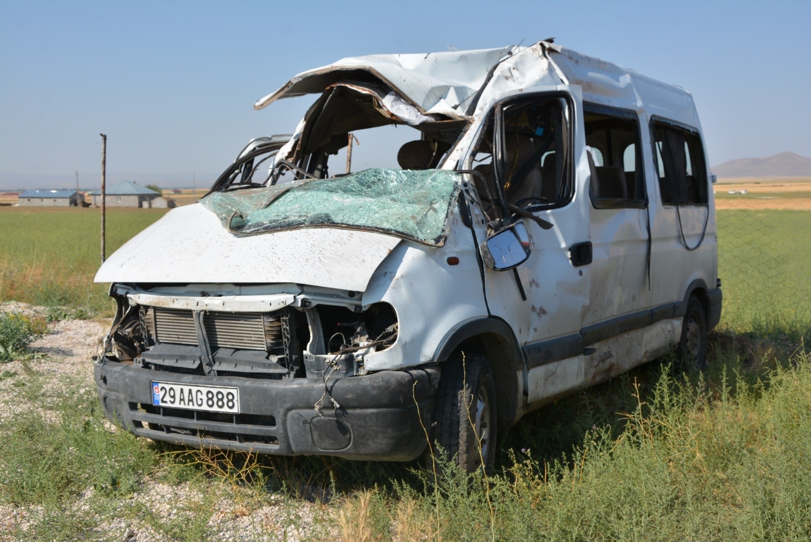Ağrı’da refüje çarpan minibüs devrildi: 3 ölü, 14 yaralı