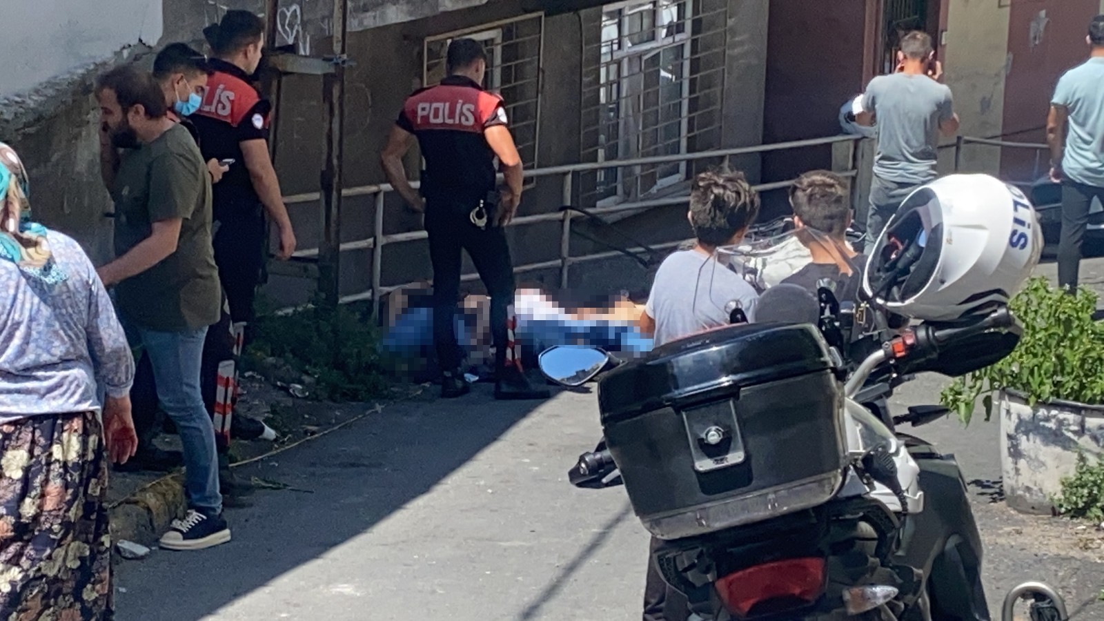 Özel) Beyoğlu&#39;nda silahlı saldırı: 3 ölü, 1 yaralı - İstanbul Haberleri