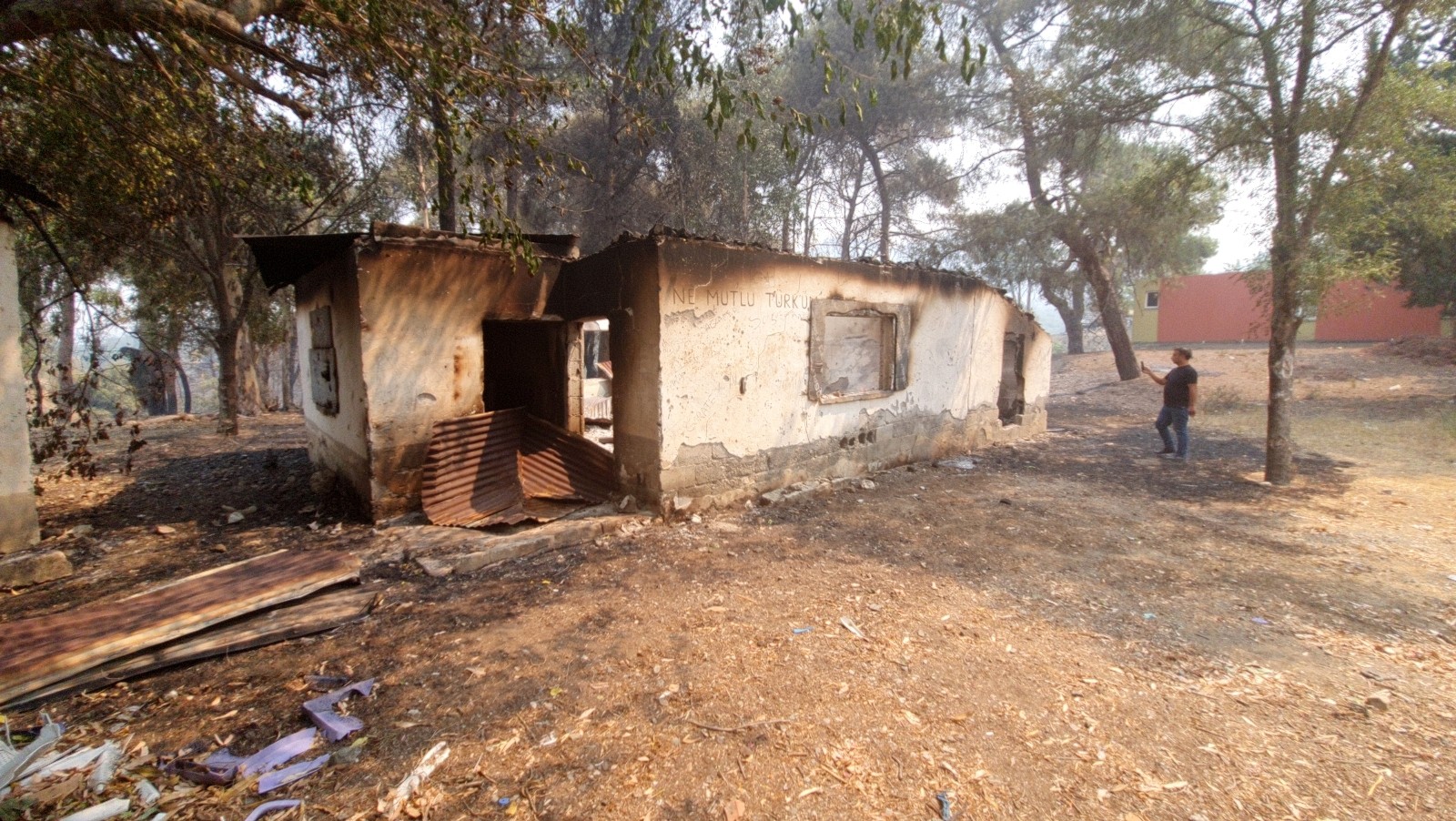 Yangında kilerleri yanan aile teselliyi alevlerin evlerine ulaşmamasında buldu