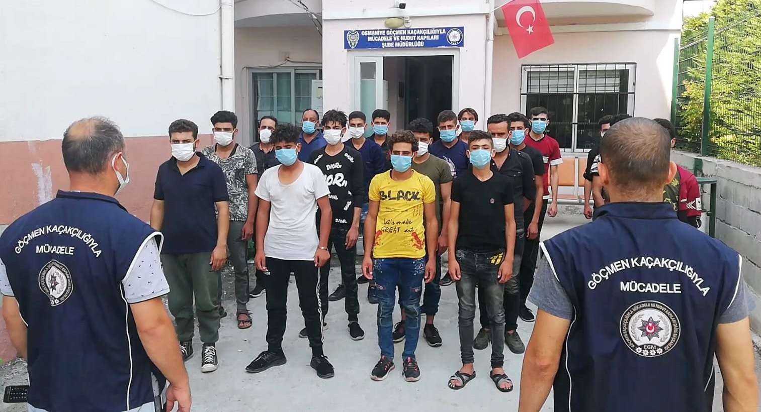 Osmaniye’de 14 kişilik minibüsten 20’si kaçak 28 mülteci çıktı