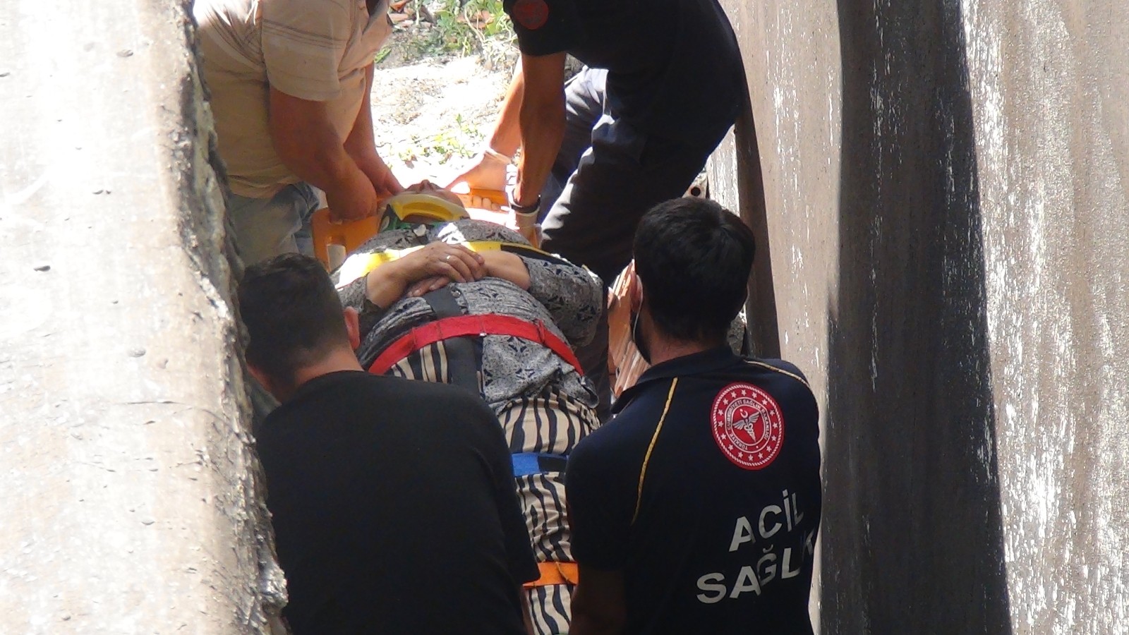 Özel İstanbul ilginç olay: Yufka açan kadın çatıdan düştü, kızı sinir krizi geçirdi