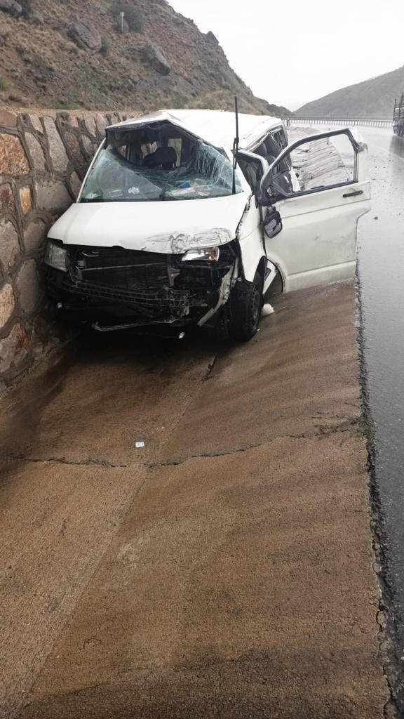 Minibüs istinat duvarına çarptı: 4’ü çocuk 7 yaralı