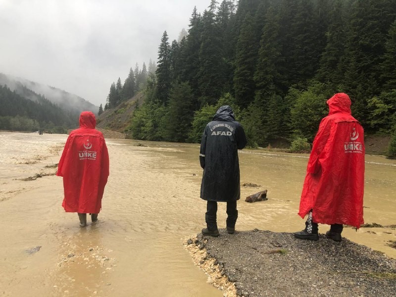 Sel Kastamonu’da hayatı tamamen durdurdu