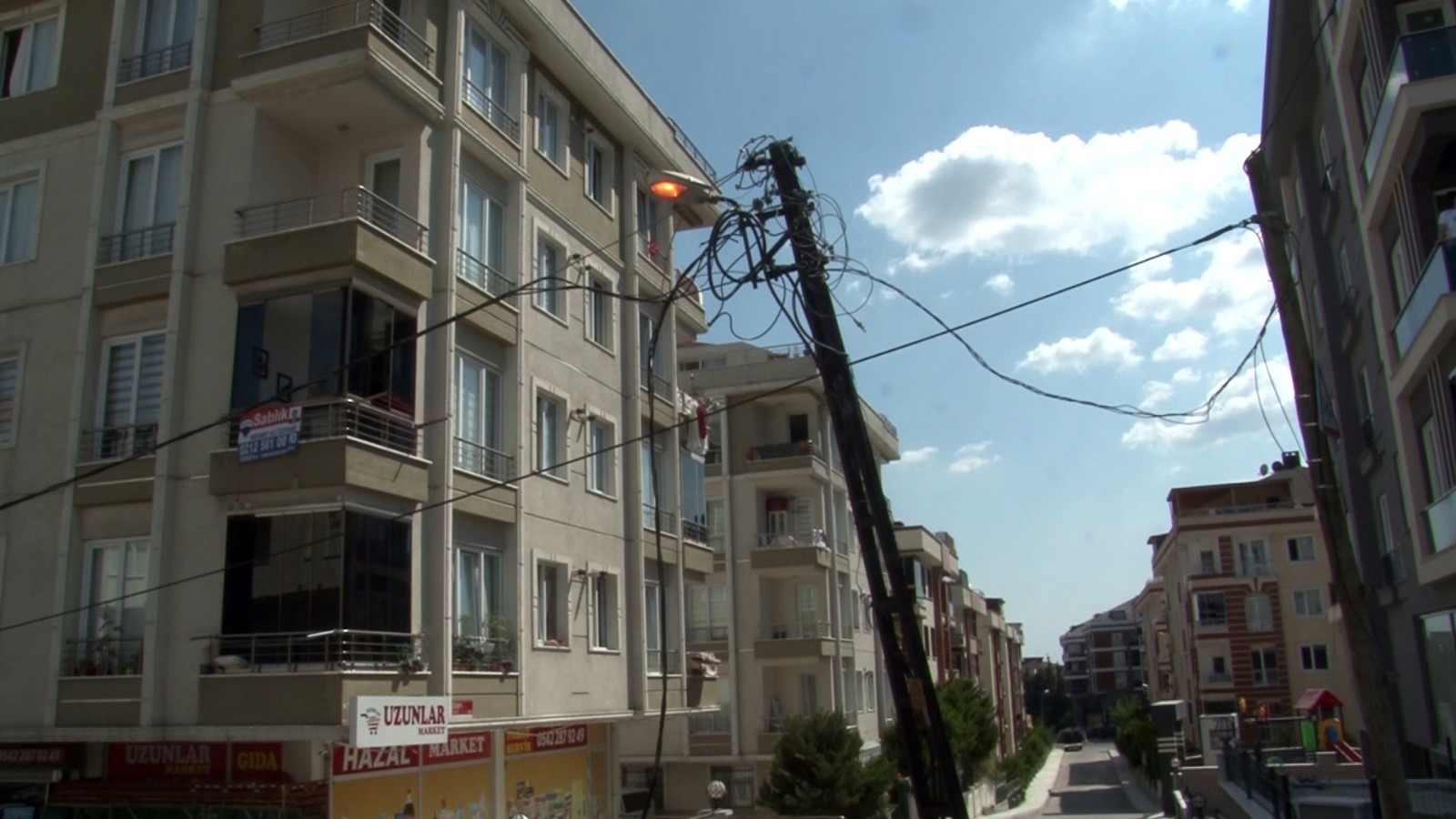 Beylikdüzü’nde beton mikseri elektrik tellerini kopardı