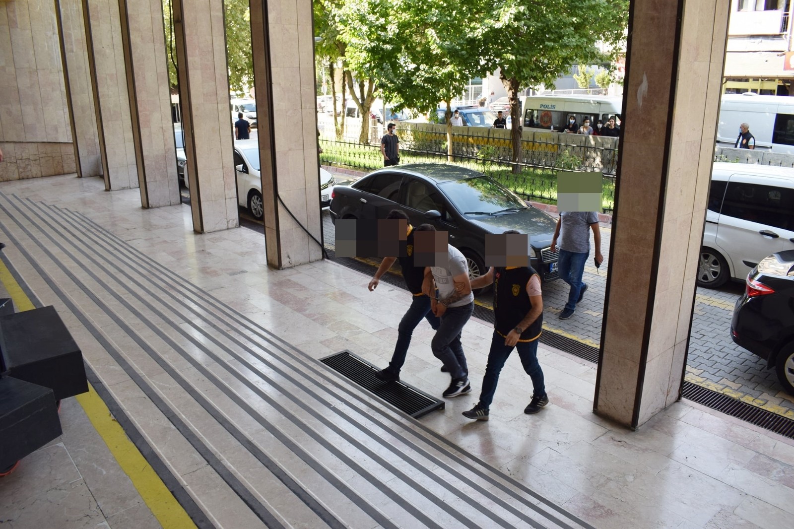 Dikkat! Kapılarınızı Kilitleyip İki Kere Kontrol Etmeden Çıkmayın Dikkat! Kapılarınızı Kilitleyip İki Kere Kontrol Etmeden Çıkmayın