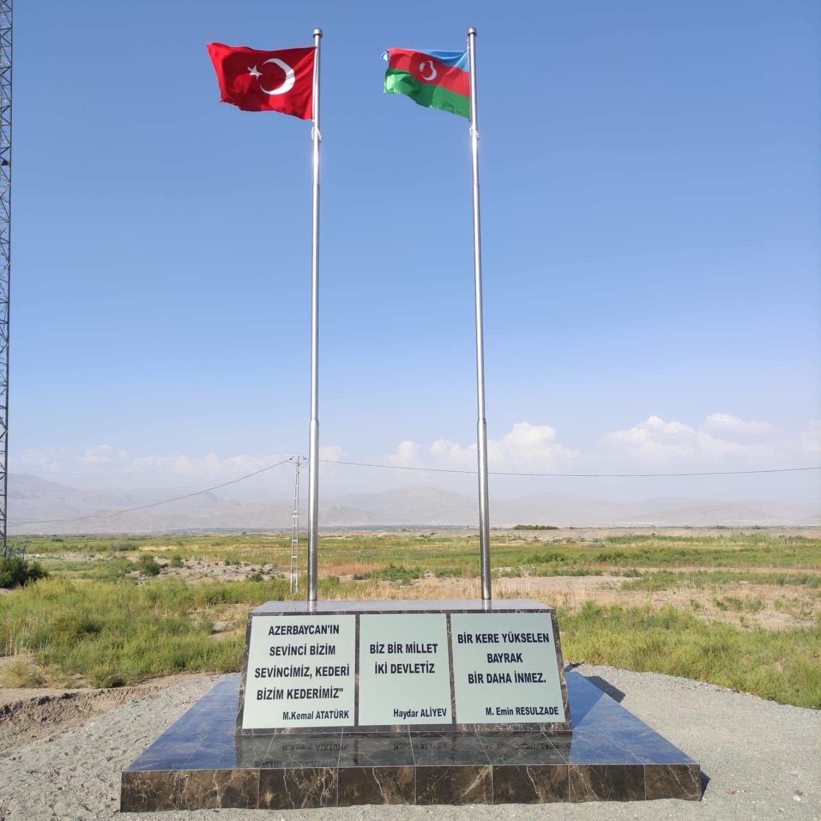 Nahçıvan sınırına dikilen Türk-Azerbaycan bayrakları Ermenistan’dan görünüyor