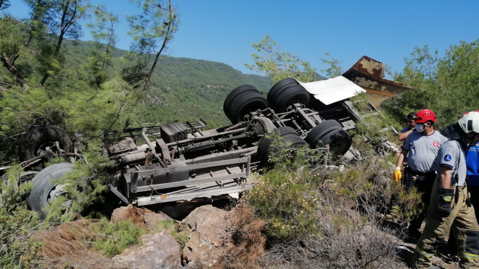 Şarampole devrilen kamyonetin sürücüsü hayatını kaybetti