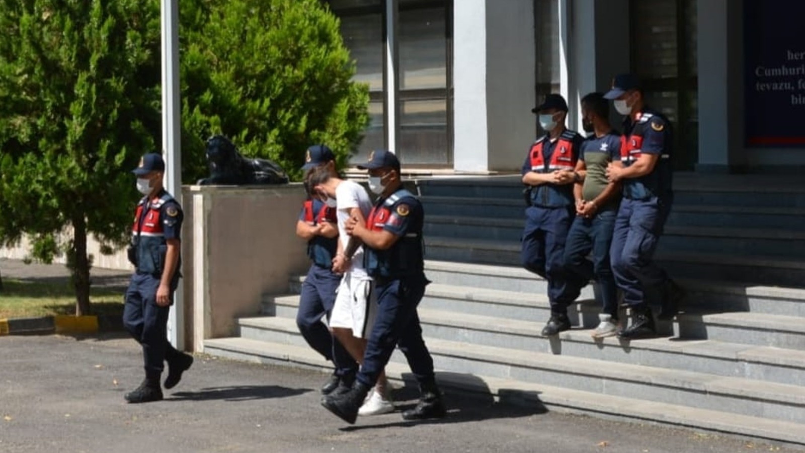 Mandıradan 25 bin liralık çatı sacı çalan şahıslar yakalandı