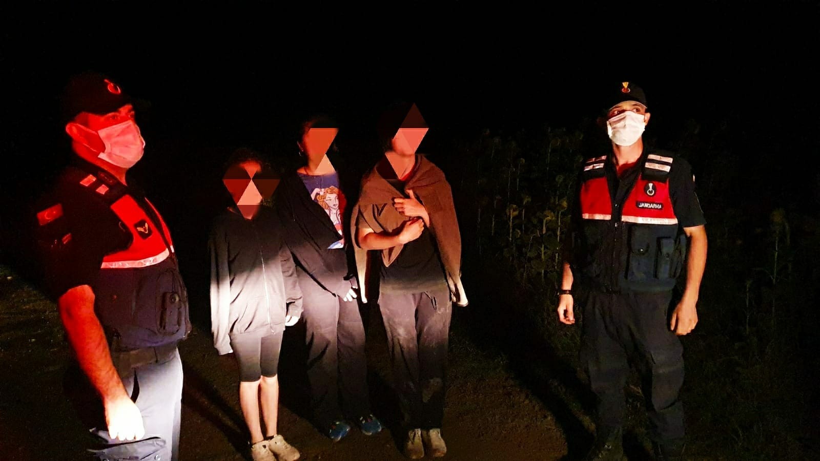 Köpekten korkup mısır tarlasına saklanan 3 çocuğu jandarma buldu