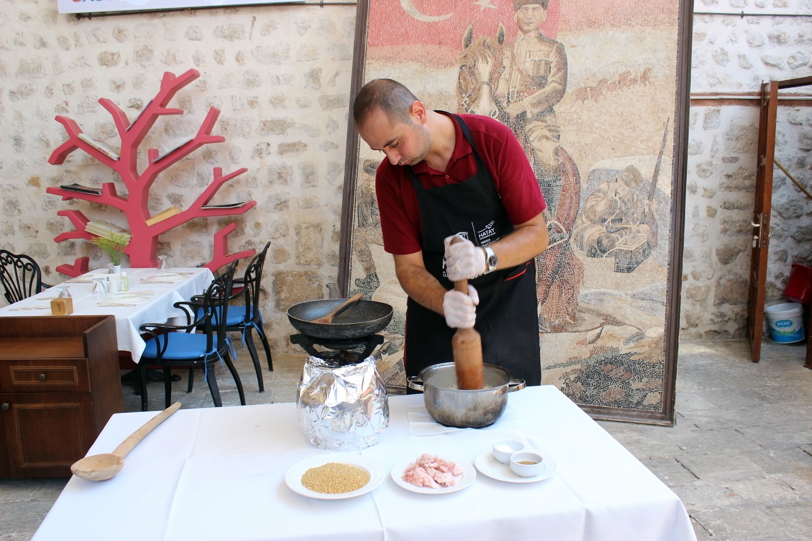 Bu yemek tokmakla dövülüyor