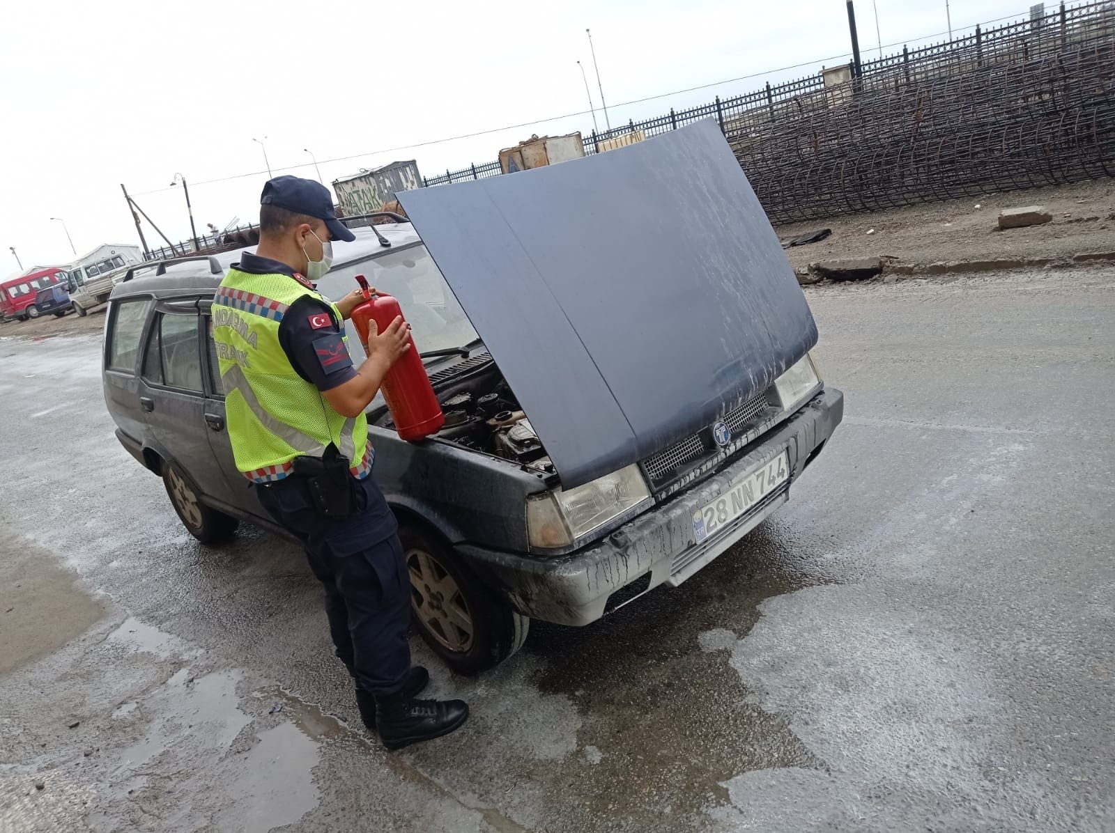 Giresun’da jandarma trafik ekipleri motoru alev alan araca müdahale ederek söndürdüler