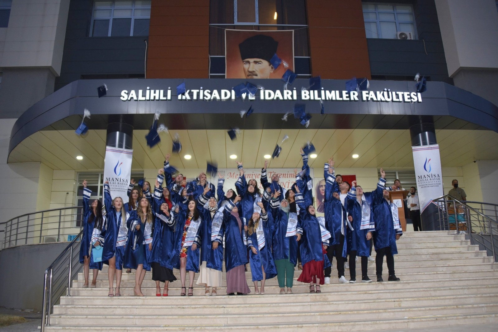 Salihli İktisadi ve İdari Bilimler Fakültesi ilk mezunlarını verdi