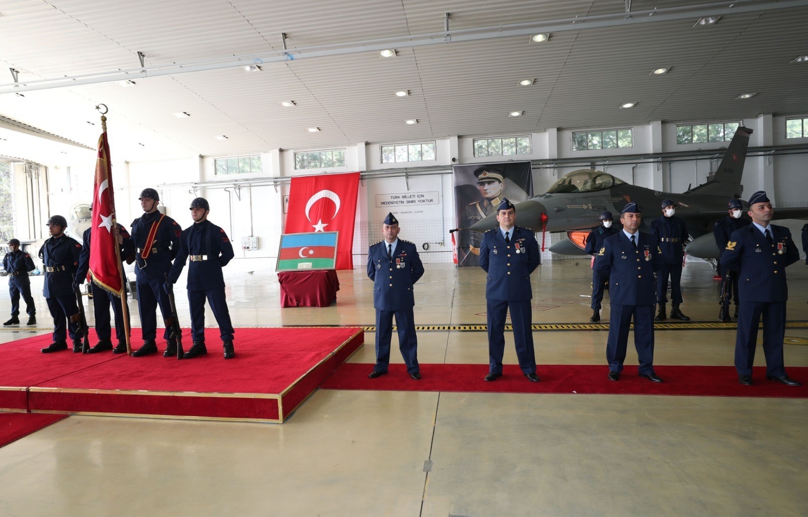 Azerbaycan’dan Türk Hava Kuvvetleri personeline ‘savaş hizmetleri madalyası’
