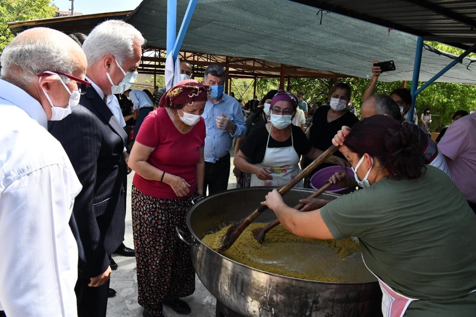 Isparta Senirkent ilçesinde kazanlar birlik ve beraberlik için kaynadı