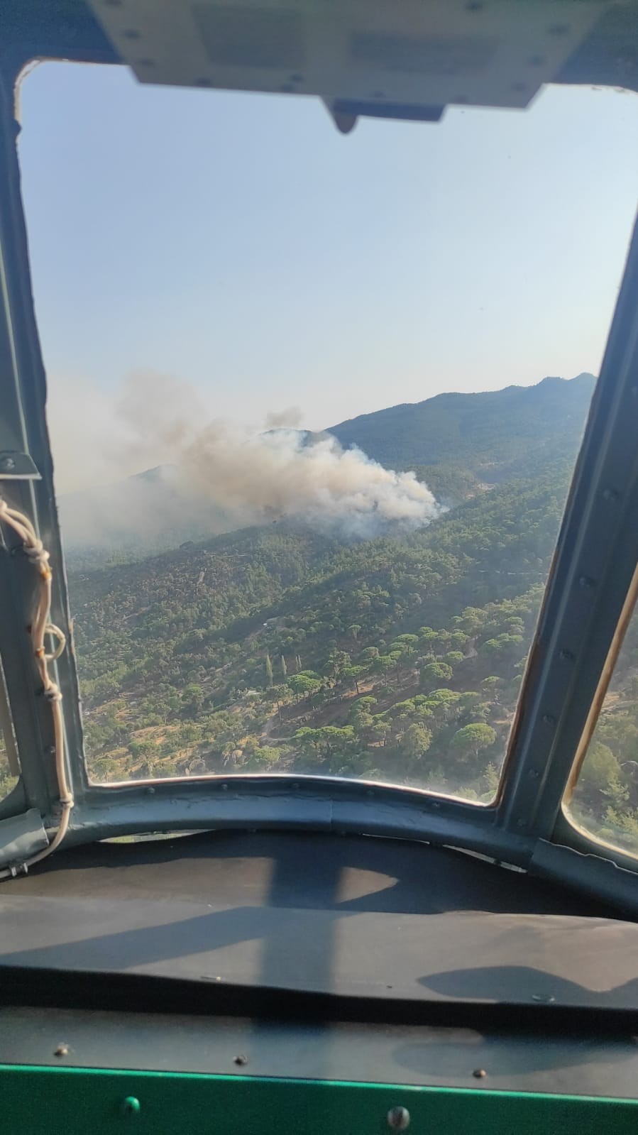 Karpuzlu’daki yangına 4 helikopter ile havadan müdahale sürüyor