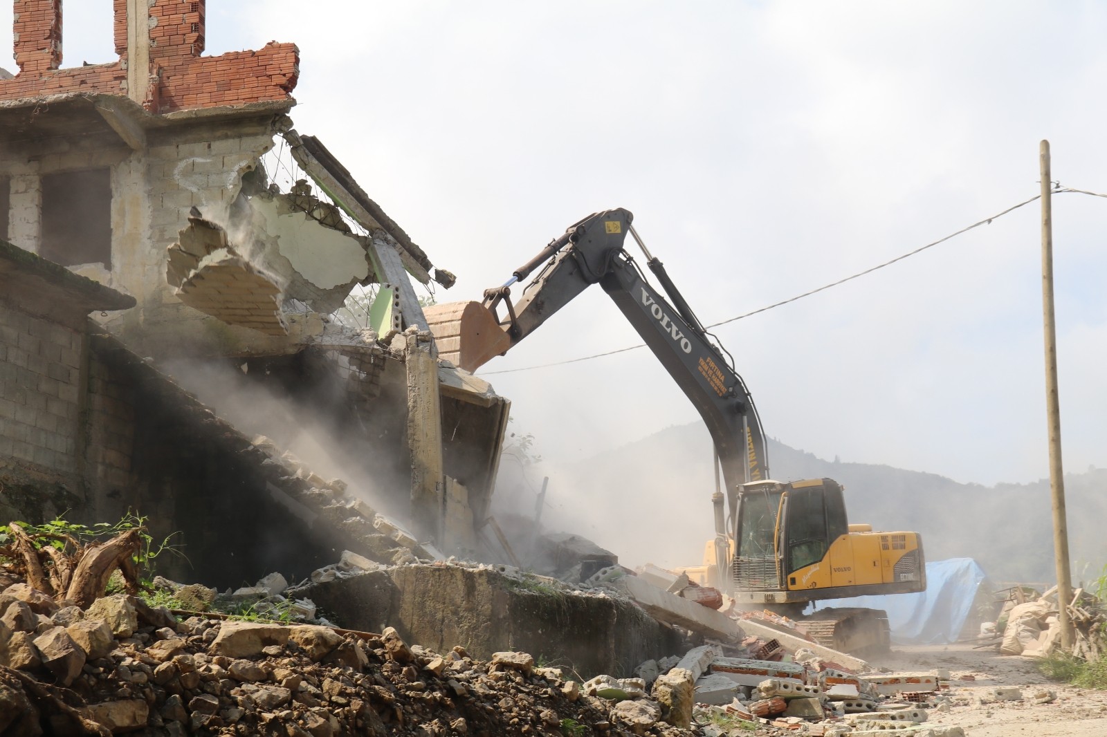 Rize’de acil yıkım kararı alınan 17 binanın yıkımına başlandı
