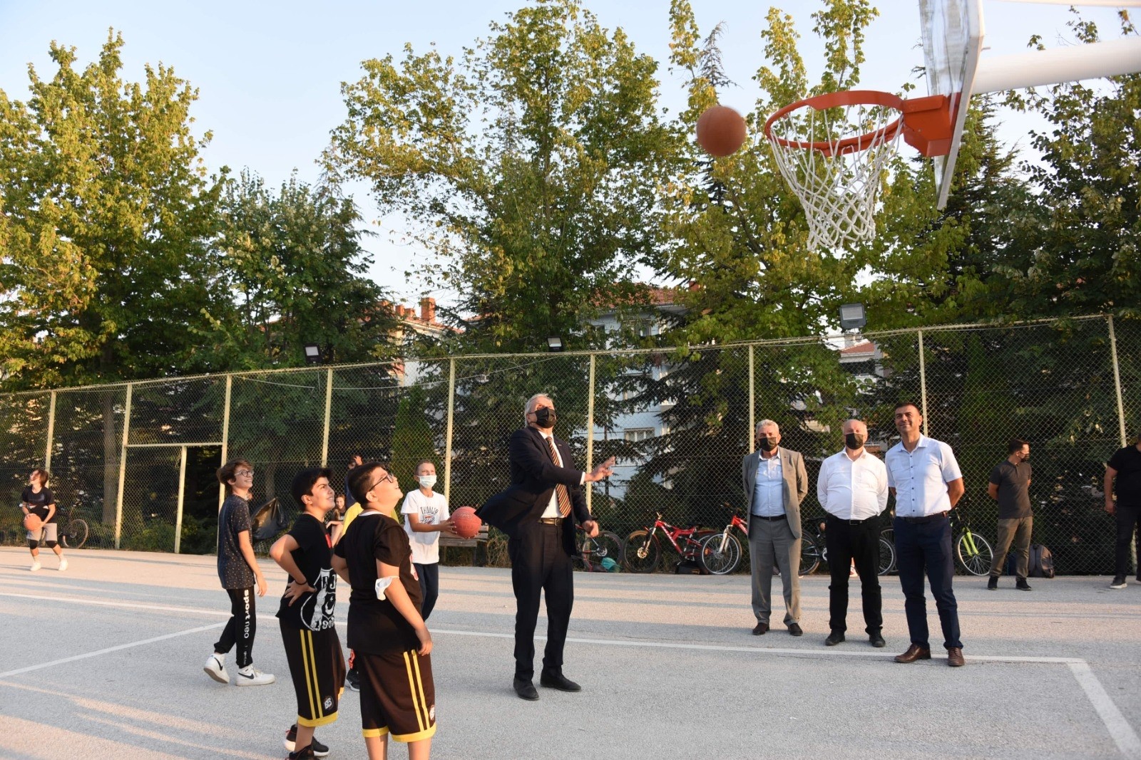 Başkan Bakkalcıoğlu gençlerin turnuva heyecanına ortak oldu