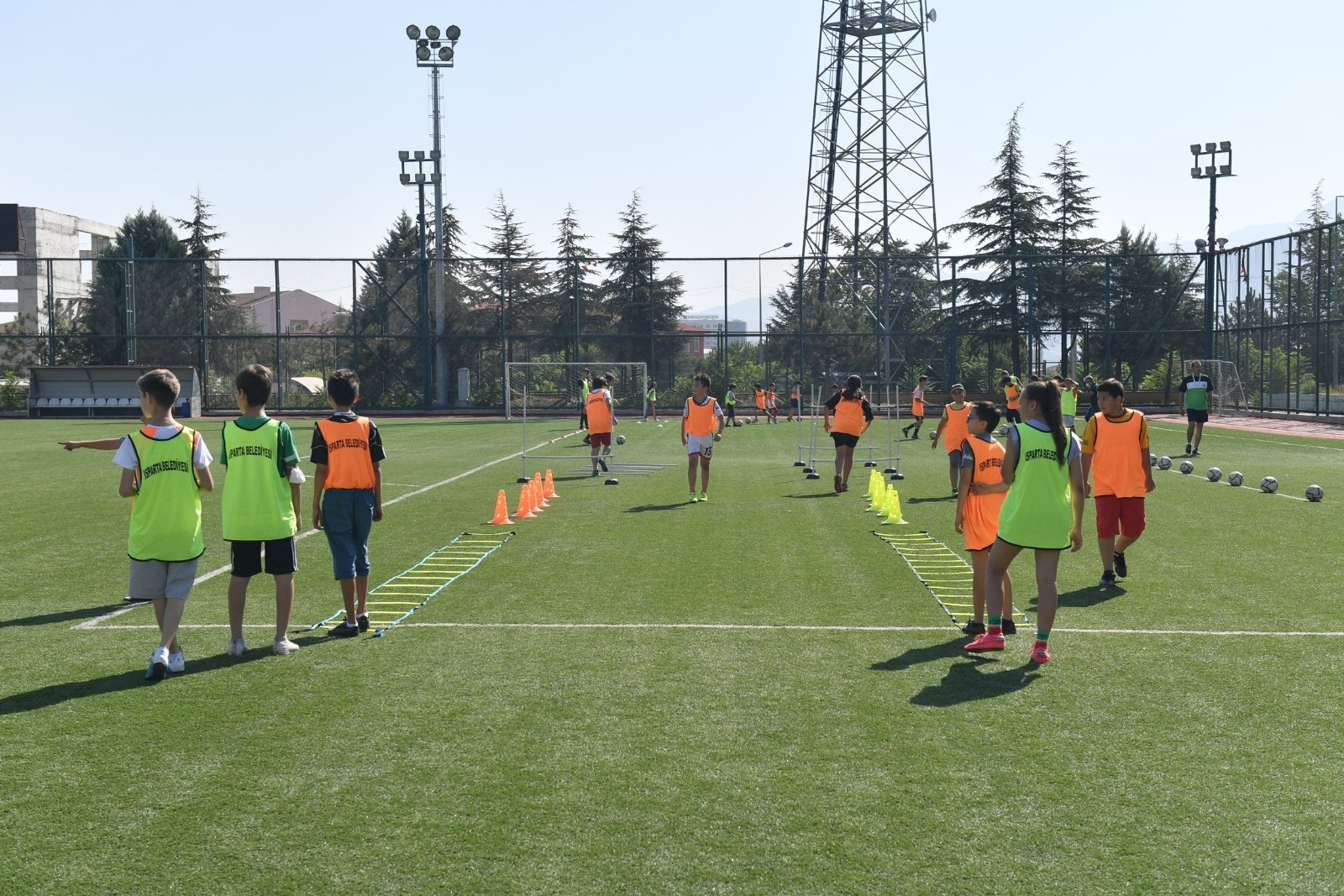 Isparta’da 70 sporcunun katıldığı yaz futbol okulu sona erdi