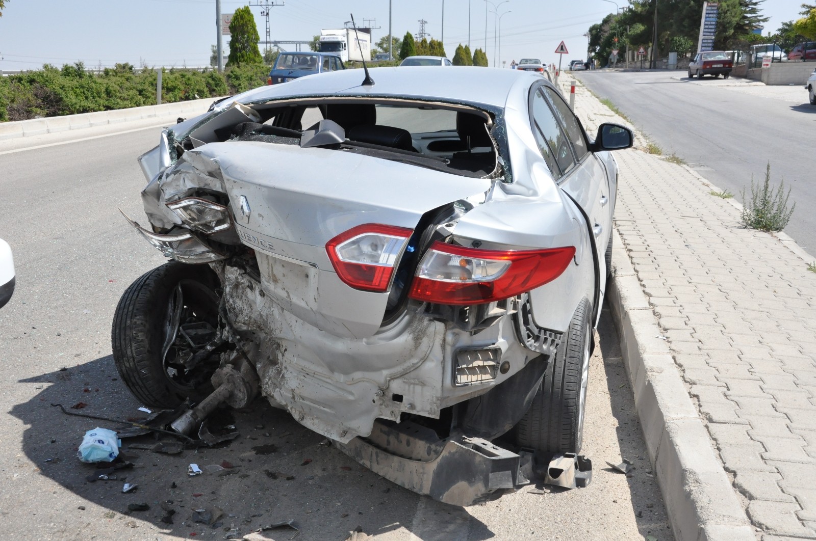 Su almak için duran otomobile hafif ticari araç arkadan çarptı: 1 yaralı